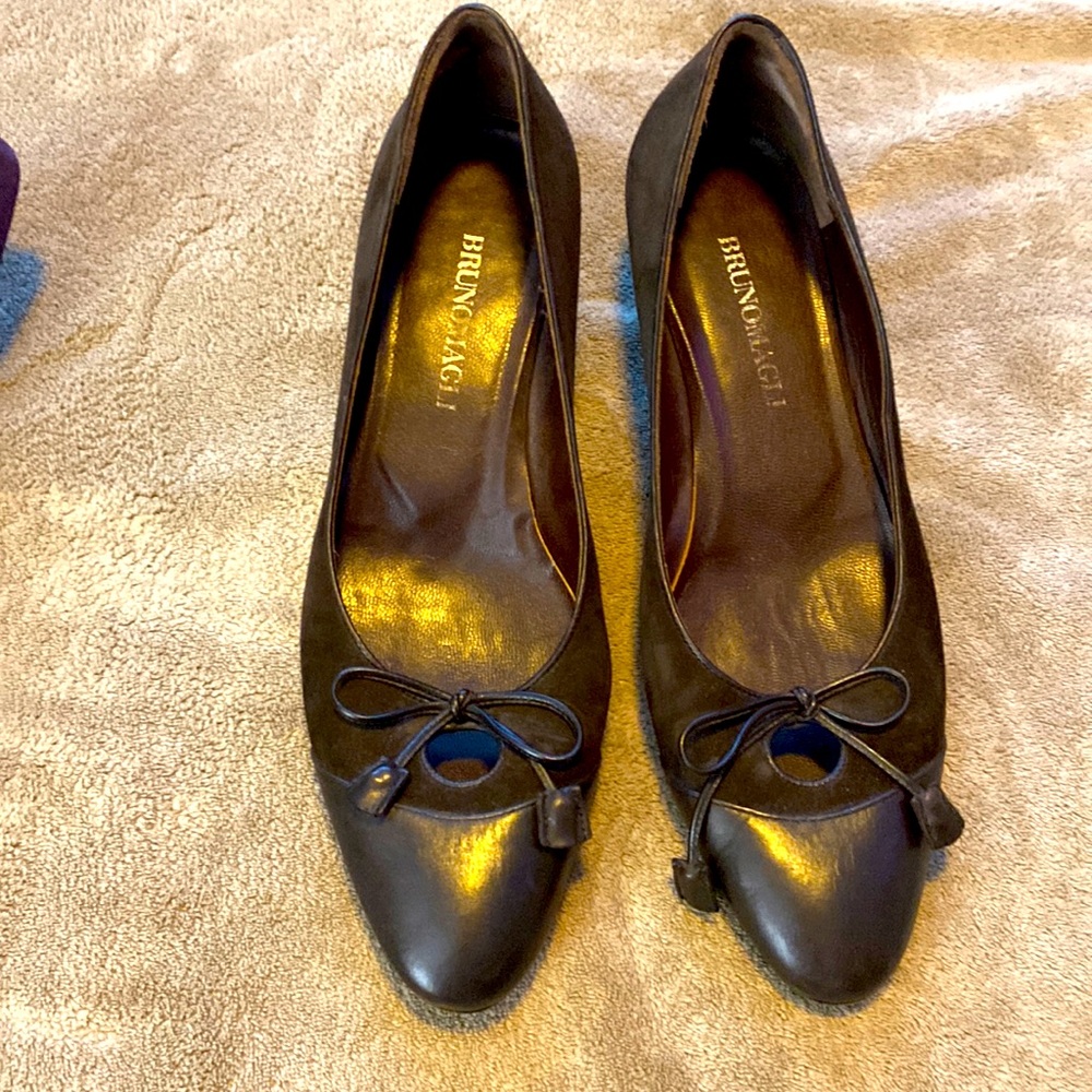 Brown Suede Bruno Magli Low 1 1/2” heels size 7 1/2 M